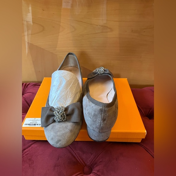 New Ferca 81 Gray Suede Flats with Bow Detail - Picture 2 of 5